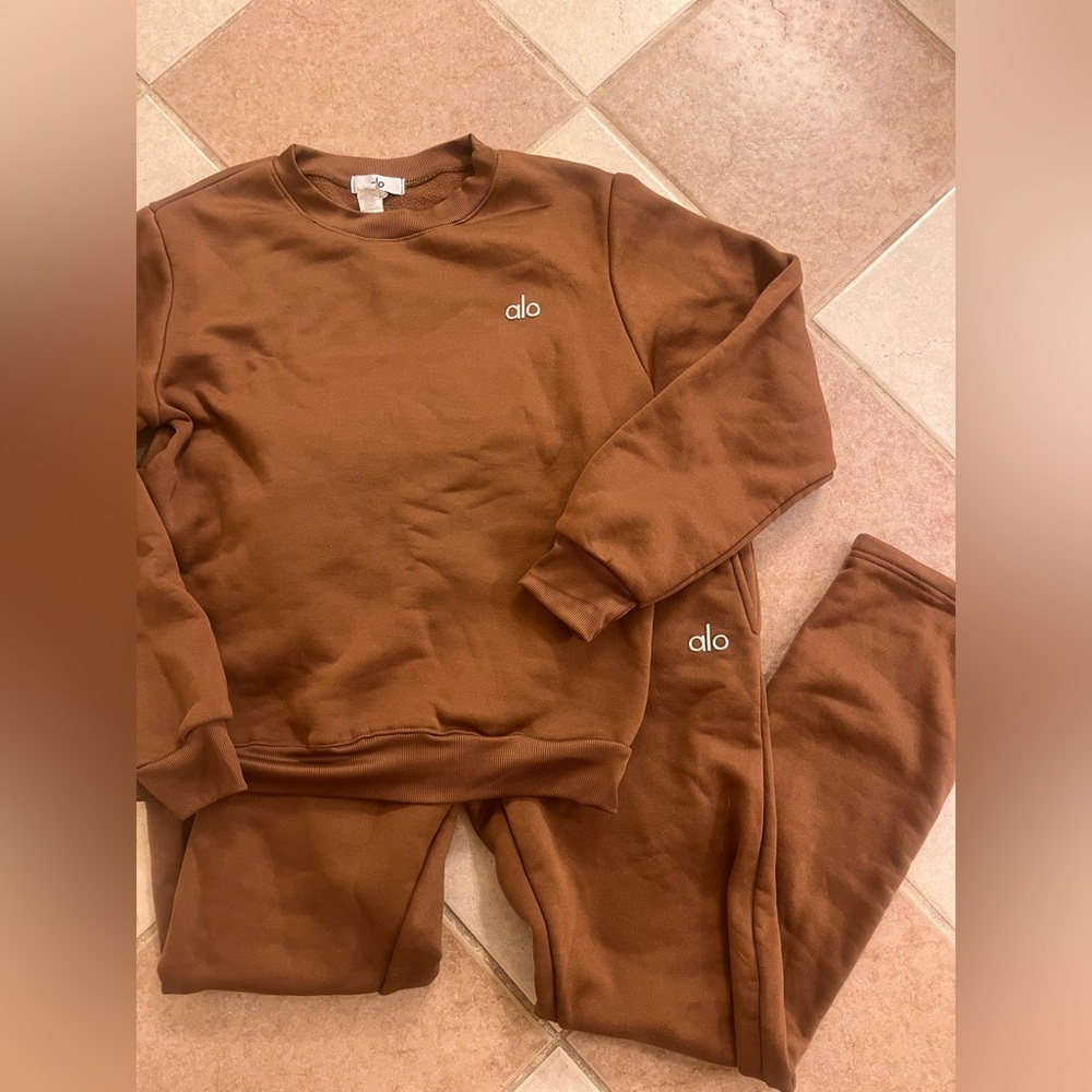Alo Women's Brown Crewneck Sweatshirt & Jogger Set